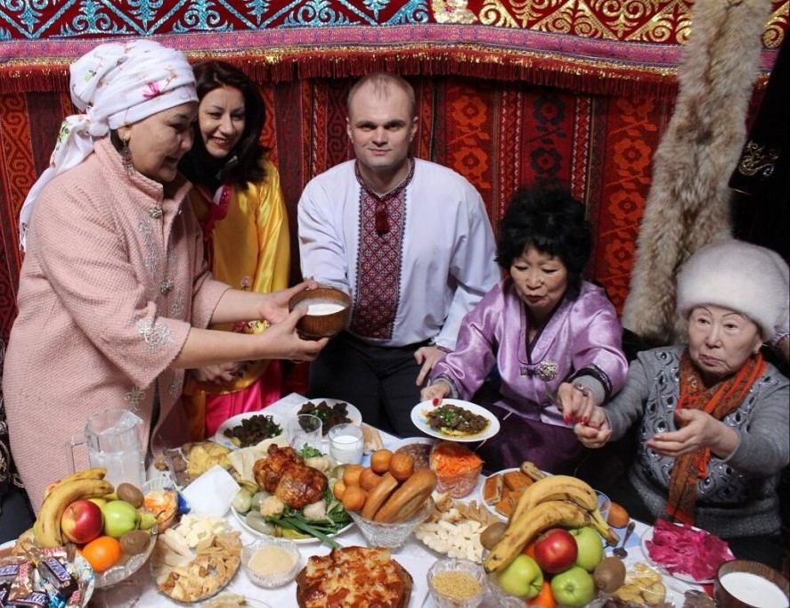 Kazakh traditions. Казахское гостеприимство. Казахские традиции гостеприимства. Традиционное застолье в Казахстане. Традиции гостеприимства у казахов.