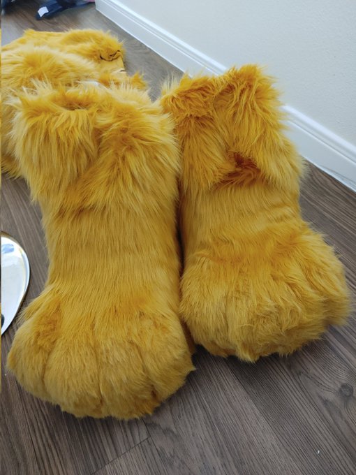 Looking to sell a nanchi fursuit. 800 or best offer buyer pays shipping. Comes with head, hands, bodysuit