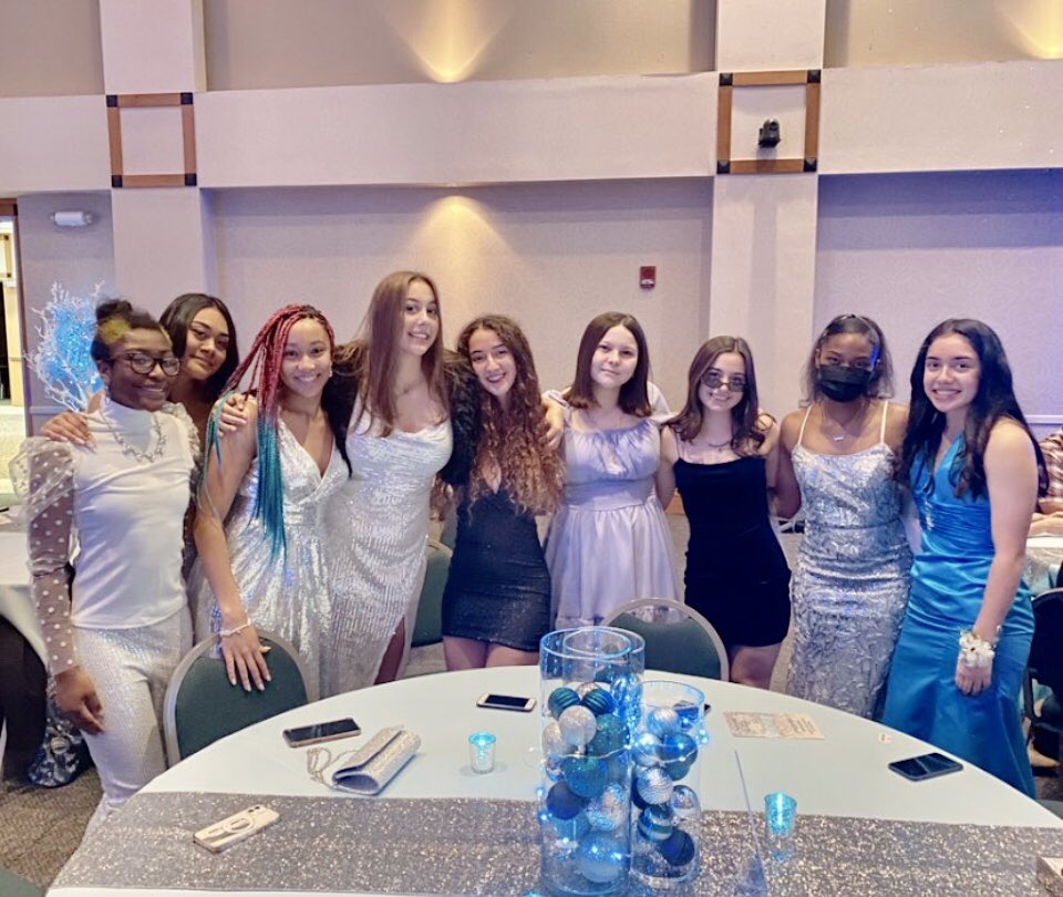 Kambam_volley's tweet photo. What an amazing end to a wonderful season!! So proud to have bonded with these girls!! I wouldn’t be who I am without them!! Thank you!
🏆 Team MVP 2021
🏆 Academic All-District 2021
#wegettoo #weareskyline @Ellison_VBall @atxskylinejrs #teamlove #volleyball #volleyballislife https://t.co/HeBoRKdFiY