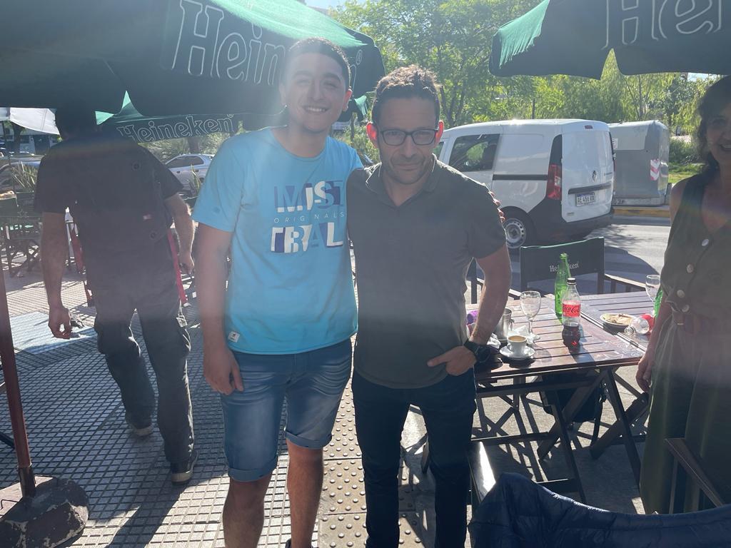 Agorismoneta's tweet photo. El mejor almuerzo y tarde fue por y gracias a ellos.
Un gusto enorme conocernos y cargarnos de risa
@GiacoDiego @Libersens4 https://t.co/BOy7iO3aa6