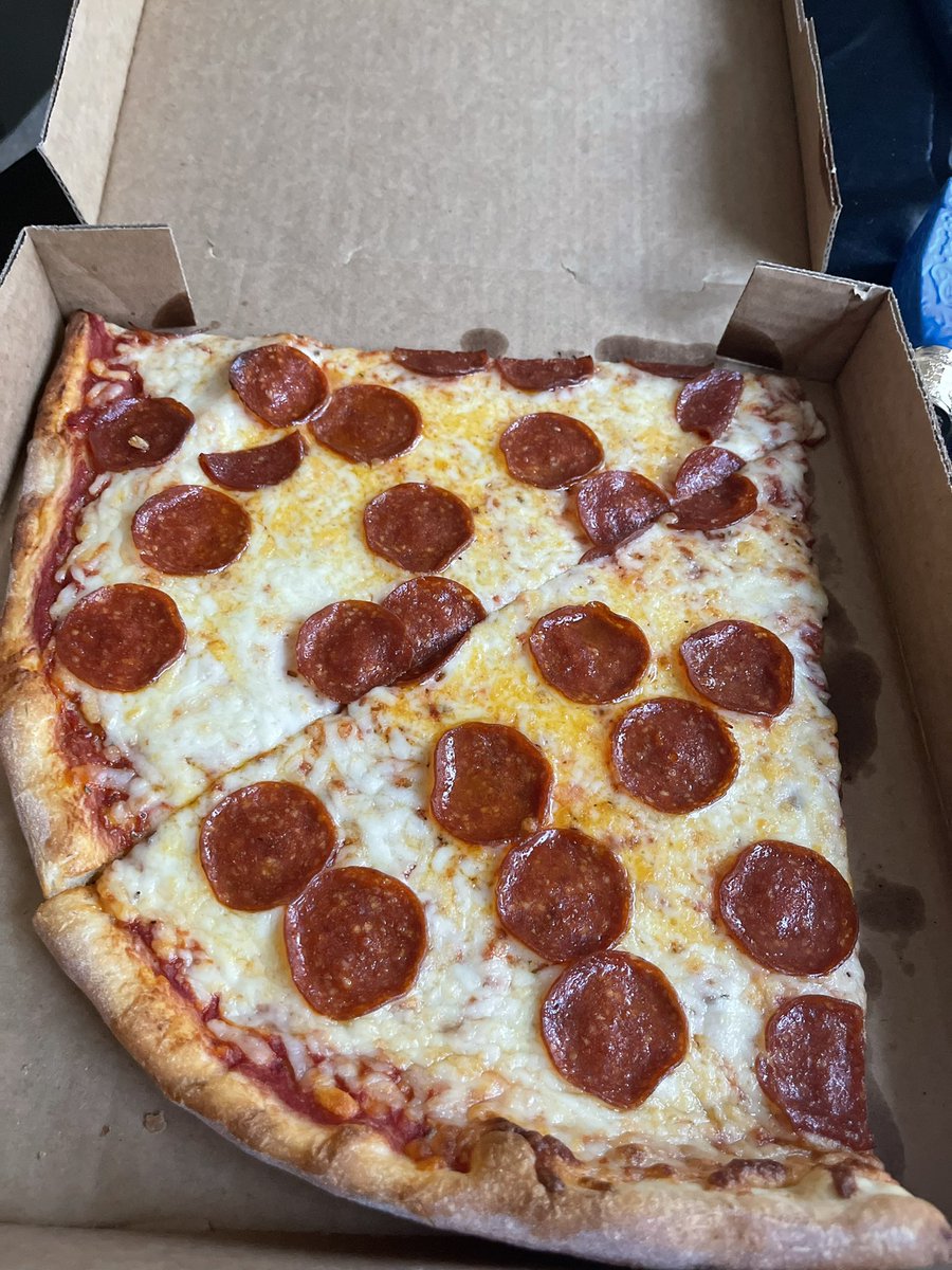 TayDime's tweet photo. y’all i finally found a good NY spot in greensboro 😩😩 the slices are HUGE !!! this photo does no justice☝🏽#ncat https://t.co/kZsLlSqoyW