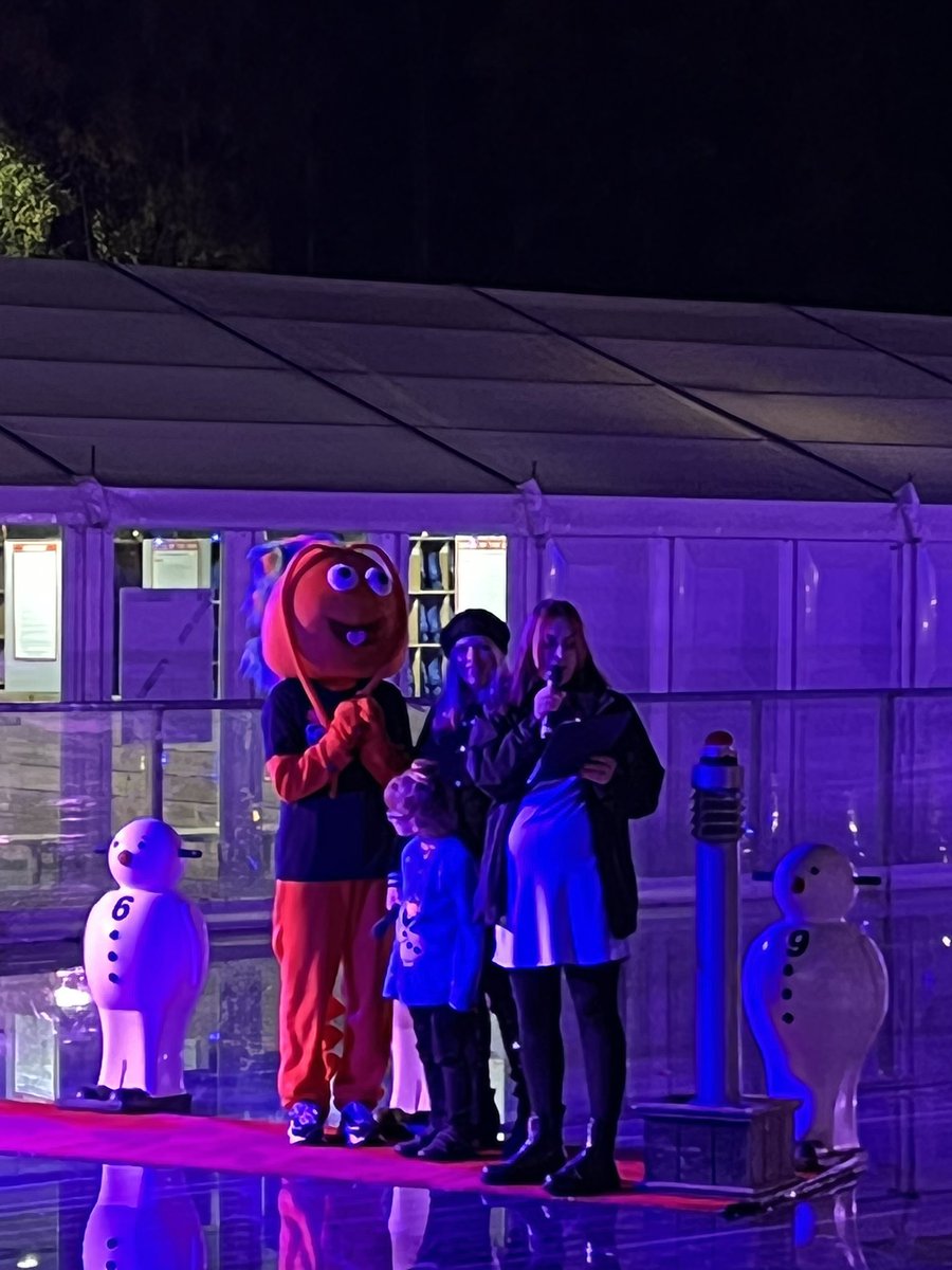 swie0002's tweet photo. @theyorkmix @BenYorkMix @Laura_Castle @misscharlesyork thank you for a lovely evening for our little guest Millie ps they said I could of had a snowman ☹️ https://t.co/pvbEbKJVLk