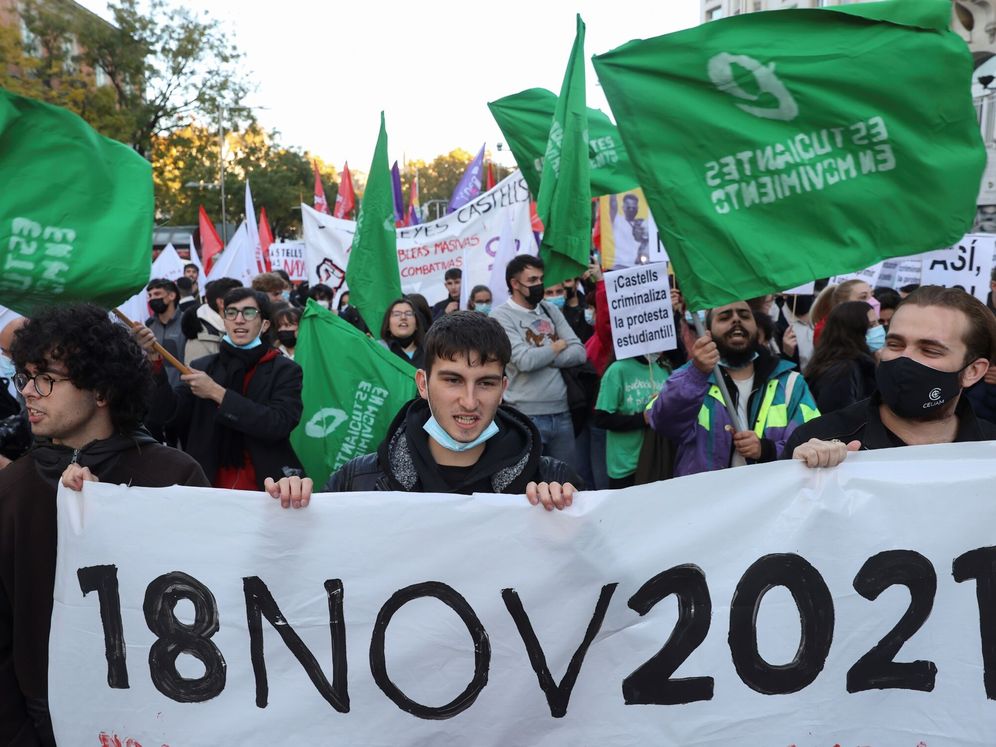 estudiantesem's tweet photo. La #ProtestaEstudiantil18N termina, pero la organización de las estudiantes en cada centro de estudio para parar la #LOSUspende y reivindicar un modelo ageno a las lógicas del mercado sigue.

🔥Nos quieren cansadas y sin esperanza, ¡nos tendrán organizando la rabia!🔥 https://t.co/dDx93R0nSm