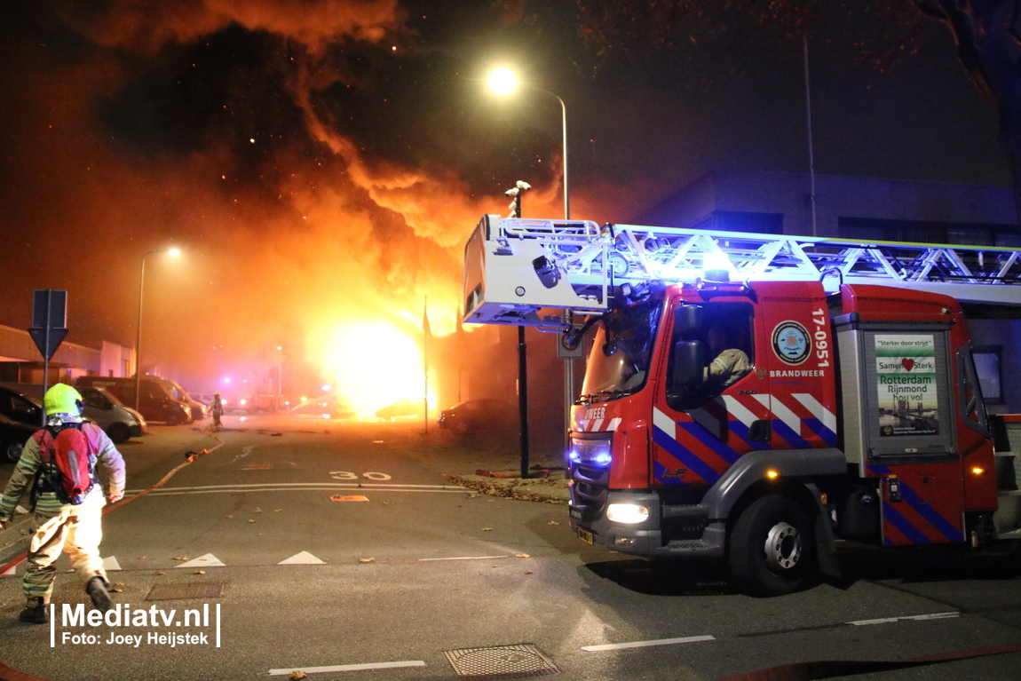 mediatvnl's tweet photo. Radarstraat Capelle a/d IJssel - Zeer grote uitslaande brand in een loods met deelscooters van Felyx. Meerdere explosies. Veel rookontwikkeling. Vuur overgeslagen naar tweede pand. Brandweer met meer dan tien eenheden ter plaatse en opgeschaald naar GRIP 2. Later meer. https://t.co/bs9DXPMgdM