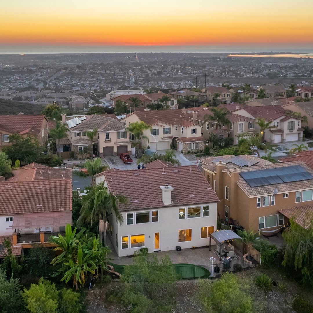 EpicRealtySoCal's tweet photo. JUST #SOLD!
 4759 Sea Water Ln, San Diego, CA 
$950,000

This incredible home sold for over asking in 1 week! So happy I was able to help my 2x clients. Bittersweet as they spent many years here, wishing them the best! 😍👏🏻

Tim Kirk | @PacificSIR | DRE #01941662 | (760)704-9252 https://t.co/PQFGbxdAo9