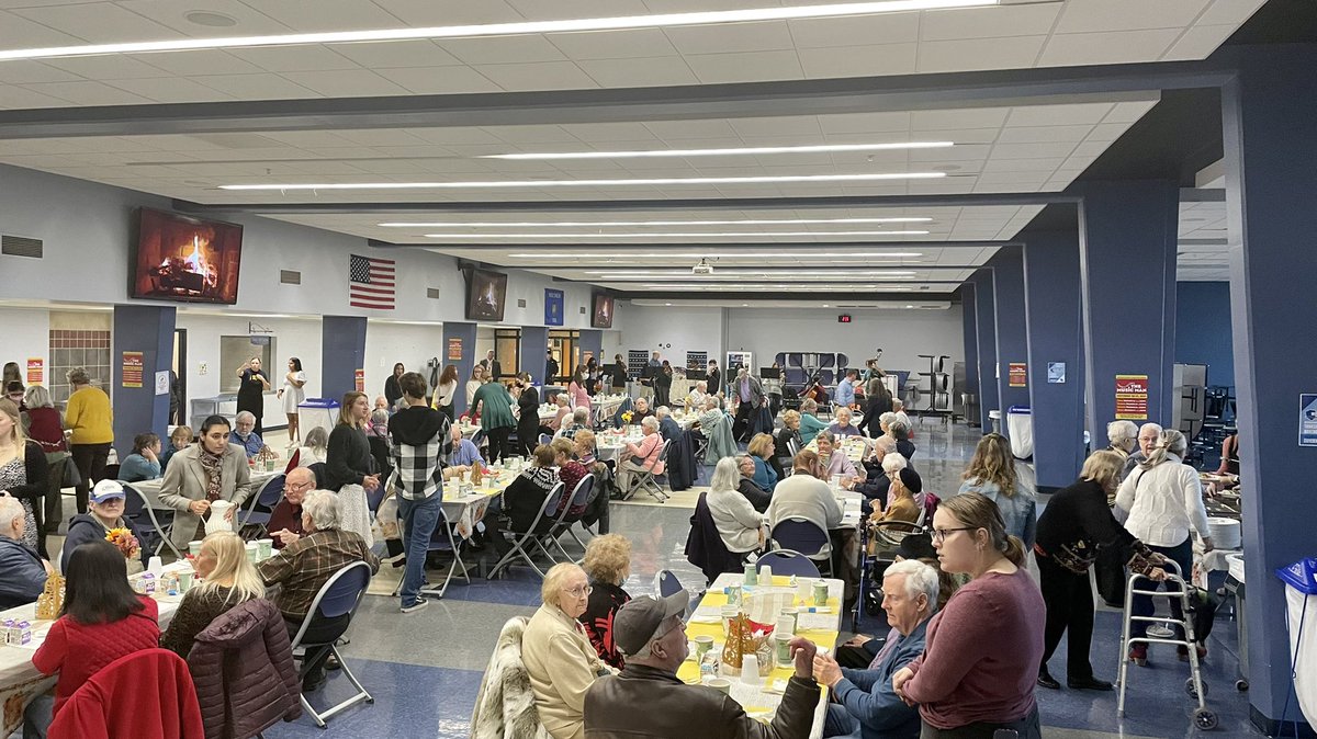 BCHS_SDE's tweet photo. The 34th Annual Golden Harvest Thanksgiving Dinner! Thank you to @BC_StuCo and @FoodServ_SDE for their great work! https://t.co/EbSHYJuhsy