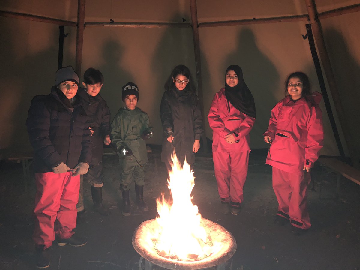 missoffordhead's tweet photo. These helpful children from @BirchfieldsPS built the fire for us to toast our marshmallows @Ghyll_Head https://t.co/xXqv1Oktgv