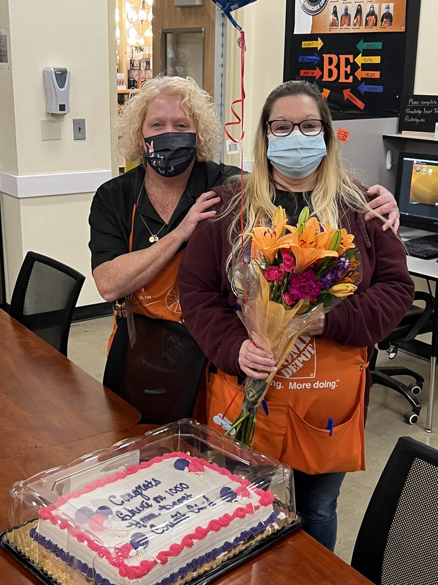 Our FES Terri helping celebrate Sheri opening her 1000th HD card today!!! Credit Queen here at #1935 <a href="/1935The/">ChiRidge1935</a> @kathleenCHI1935 <a href="/Don_Banuelos/">Steven Banuelos</a> <a href="/White2Dawn/">Dawn White</a> <a href="/IsmaelPerezJrHD/">Ismael Perez</a>