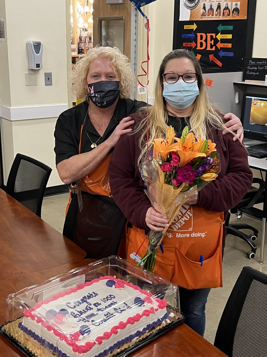 Our FES Terri helping celebrate Sheri opening her 1000th HD card today!!! Credit Queen here at #1935 @1935The @kathleenCHI1935 @Don_Banuelos @White2Dawn @IsmaelPerezJrHD