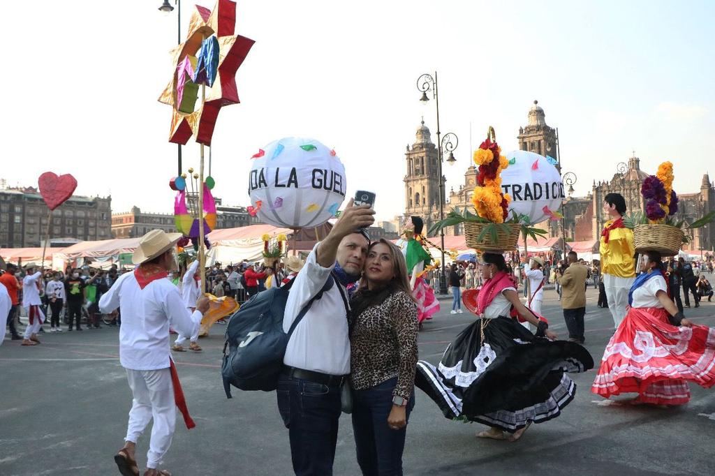 FiestaIndigena's tweet photo. SE DESPIDE VII FIESTA DE LAS CULTURAS INDÍGENAS DEL ZÓCALO CAPITALINO CON UNA ASISTENCIA DE UN MILLÓN DE PERSONAS

#PrensaCultura 🗞 Entérate de más: https://t.co/uEHQI2RUKC

#FiestaIndígena2021 https://t.co/UuiPLzvdk3