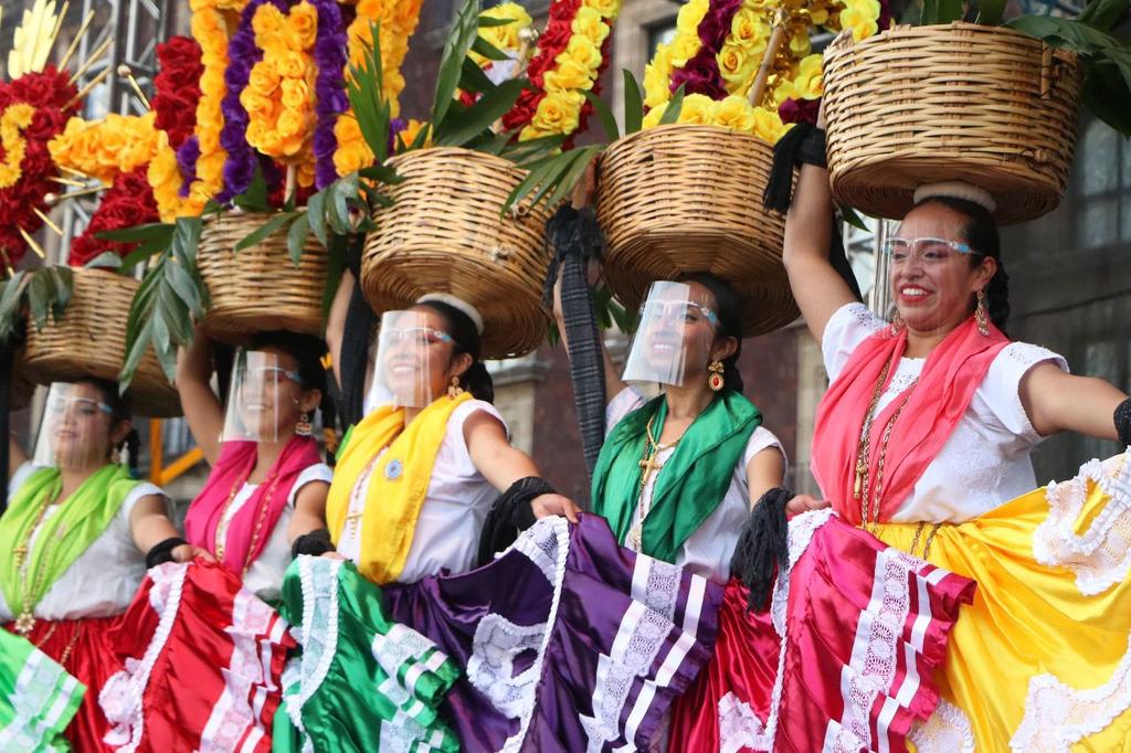 SE DESPIDE VII FIESTA DE LAS CULTURAS INDÍGENAS DEL ZÓCALO CAPITALINO CON UNA ASISTENCIA DE UN MILLÓN DE PERSONAS

#PrensaCultura 🗞 Entérate de más: bit.ly/3DyPtDv

#FiestaIndígena2021