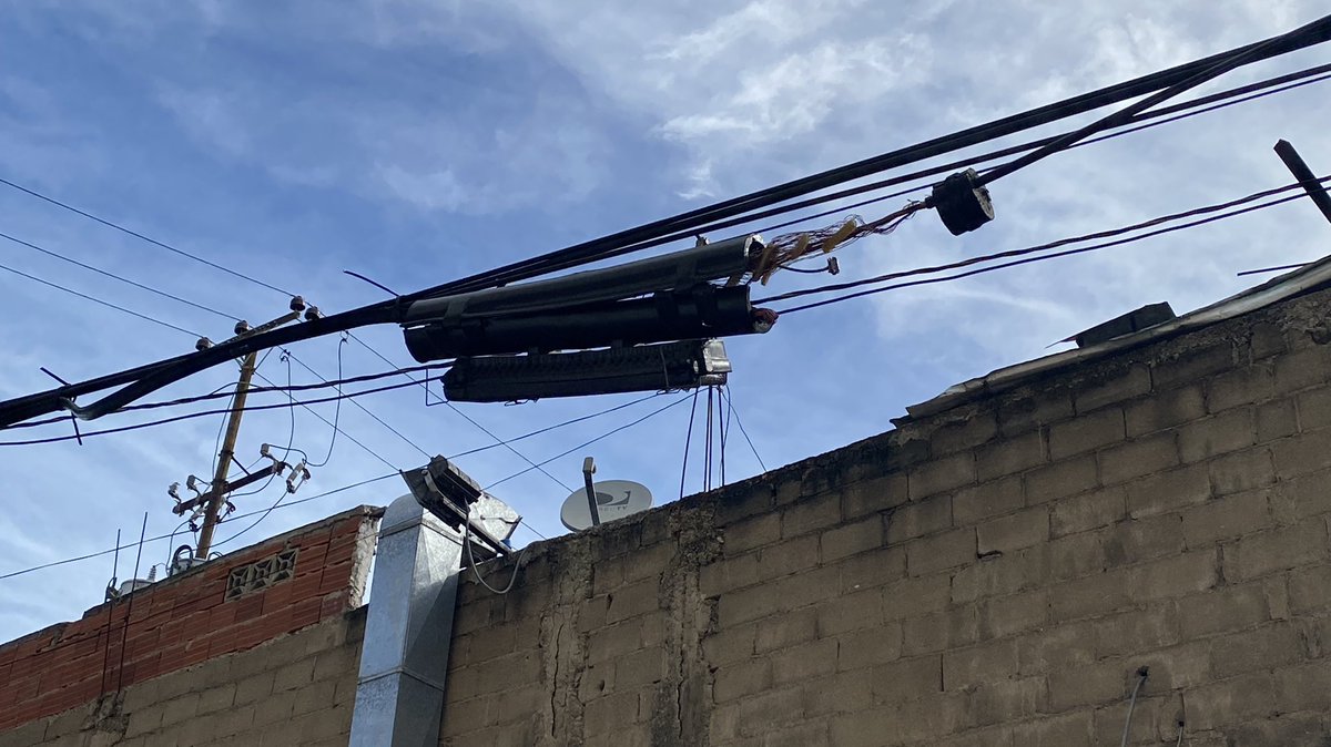 Por camión que rompió los cables de cantv estamos sin telefonía e internet desde hace 10 días <a href="/salaprensaCantv/">Cantv</a> en maiquetia bajada del Rincon locales comerciales y viviendas sin servicio!!