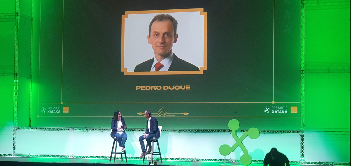bker_design's tweet photo. Con el gran @astro_duque en la gala de @xataka premios #tecnologicos2021 https://t.co/0tePbD0cHV