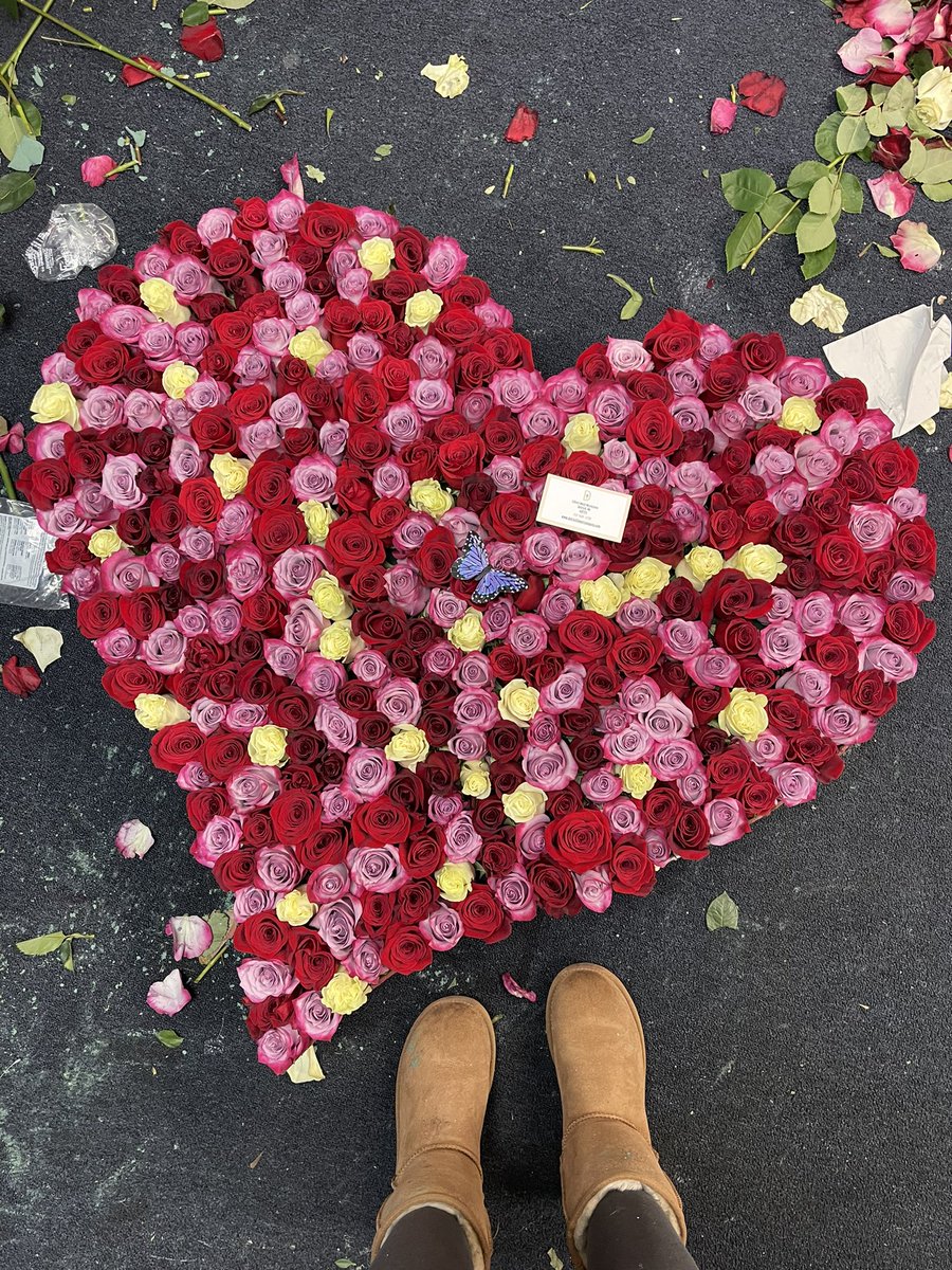 thef1owergirl's tweet image. Hey guys my name is Ja’Nye, I’m 22 &amp;amp; I own 2 flower shops in Detroit! We just recently opened our new space and would love to take on larger projects like this custom made heart with 350+ roses 🙂🥺 a simple retweet could help spread the word!❤️🔥🙏🏾