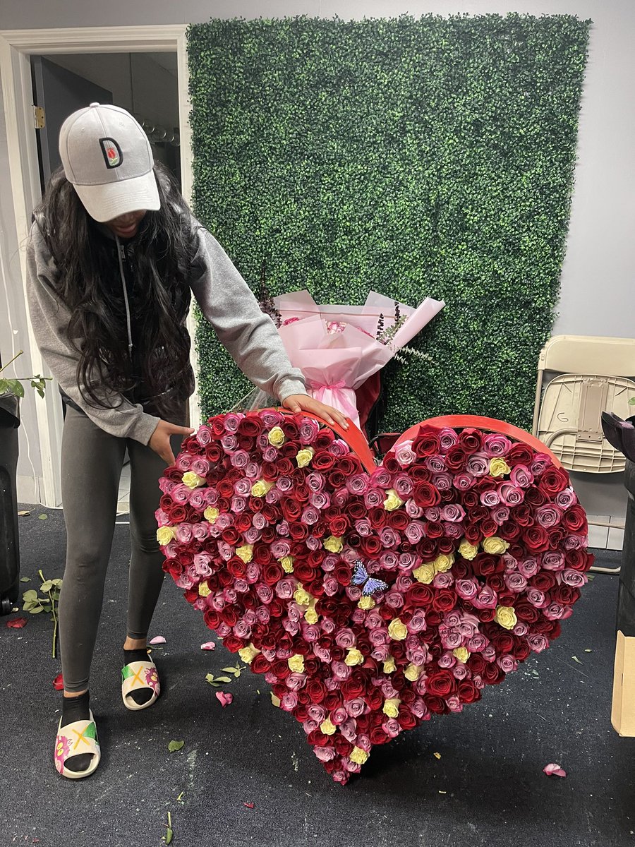 thef1owergirl's tweet image. Hey guys my name is Ja’Nye, I’m 22 &amp;amp; I own 2 flower shops in Detroit! We just recently opened our new space and would love to take on larger projects like this custom made heart with 350+ roses 🙂🥺 a simple retweet could help spread the word!❤️🔥🙏🏾