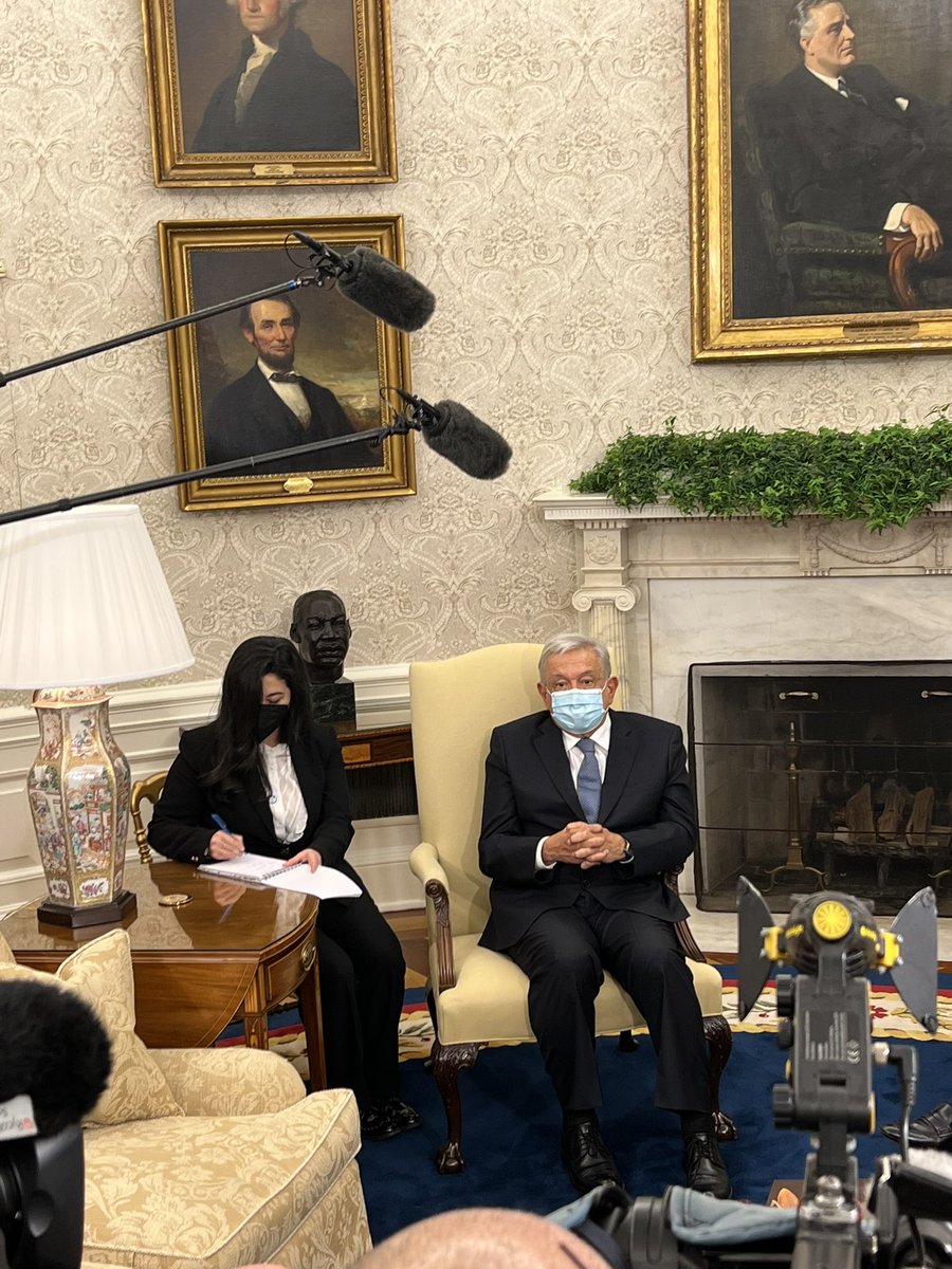 josh_wingrove's tweet photo. My sincere respect to the translator, who has been taking notes as AMLO speaks without pausing for periodic translation. (7 minutes and counting!) https://t.co/eGiZCwTXG9