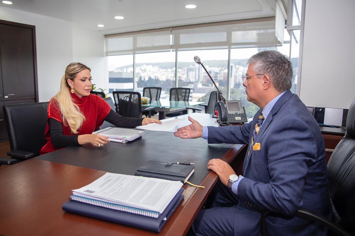 PrefGuayas's tweet photo. @6SusanaGonzalez prefecta del Guayas, entregó al contralor general del Estado, Ing. Carlos Riofrío González, la consulta previa a la contratación del dragado del río #Guayas ✅. 

La Contraloría cuenta con 15 días para emitir su informe de favorabilidad que nos habilita a la https://t.co/lwKT9GKvBE