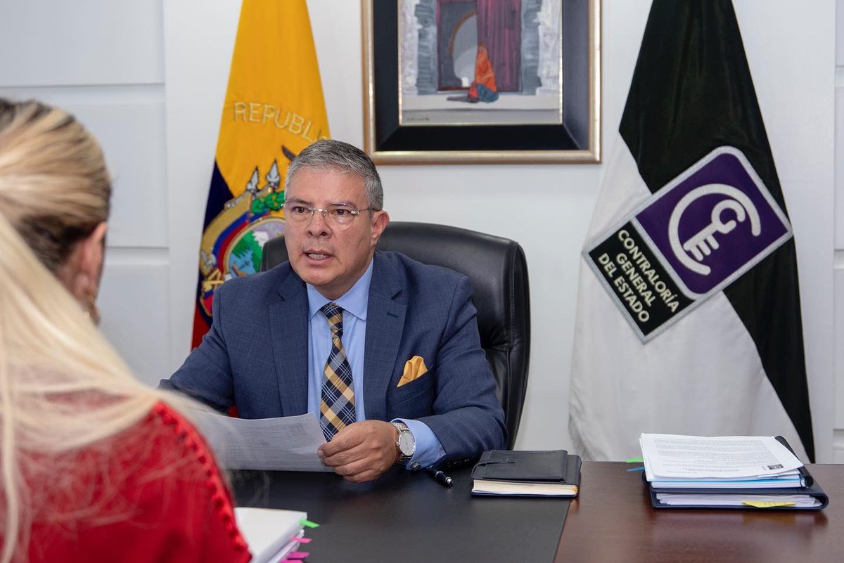 PrefGuayas's tweet photo. @6SusanaGonzalez prefecta del Guayas, entregó al contralor general del Estado, Ing. Carlos Riofrío González, la consulta previa a la contratación del dragado del río #Guayas ✅. 

La Contraloría cuenta con 15 días para emitir su informe de favorabilidad que nos habilita a la https://t.co/lwKT9GKvBE