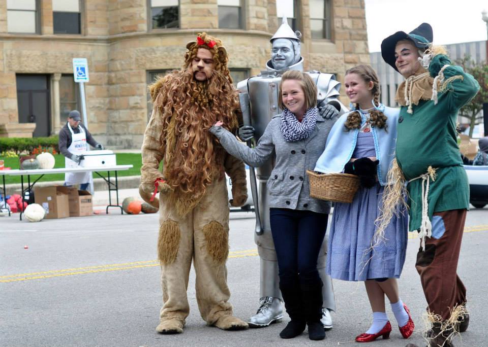 TheSpiritofOz's tweet photo. Throwback Thursday: Autumn Fest 2014 in Hartford City, Indiana. It was a cold one and the day ended with a light dusting of snow! 

#oz #wizardofoz #thewizardofoz #dorothy #scarecrow #tinman #tinwoodman #lion #cowardlylion #hartfordcity #hartfordcityin #hartfordcityindiana https://t.co/0UJ1OHN5Ea