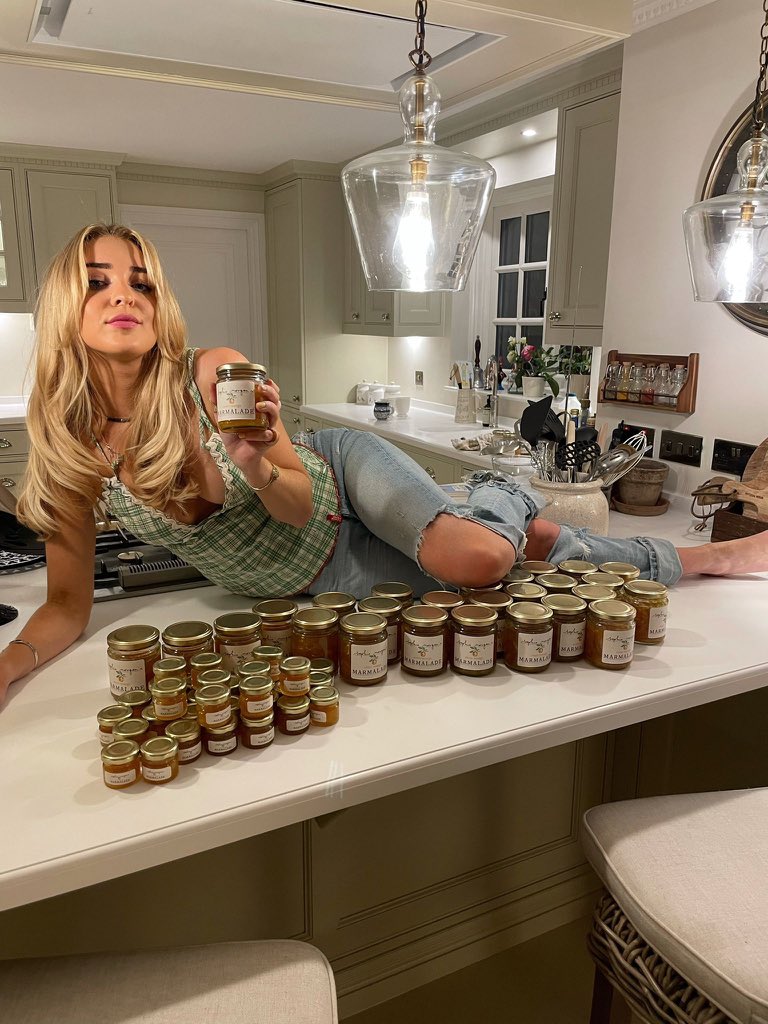 behold my saucy photoshoot w my homemade marmalade 🍊 stayed up till 3am last thursday. not on the tiles in town but on the kitchen tiles makin all these jars to sell as merch on the road 🪕🎷 also on my shop on my website. they taste pretty sweeeet if i do say so myself 💛💛