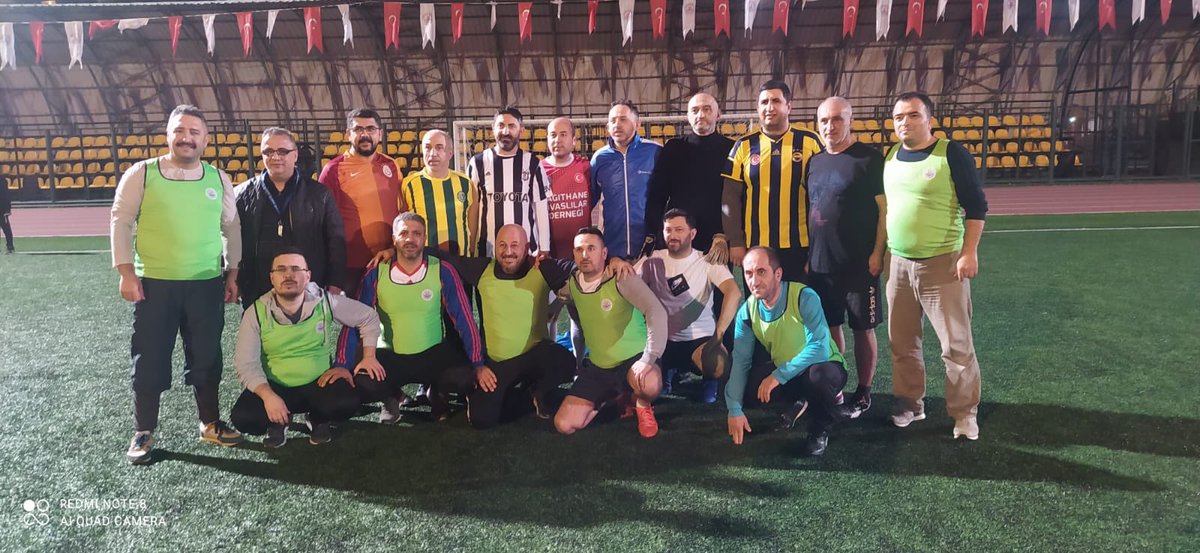 İlçe Futbol Takımımız ve Mahalle Takımımız arasında dostluk havasında geçen bir halı saha maçı oynadık.Pazar günü Esenyurt ile oyanacakları turnuva maçında ilçe takımımıza başarılar dileriz. <a href="/akkagithane/">AK Parti Kağıthane</a> <a href="/drserkancanturk/">Dr. Serkan Cantürk 🇹🇷</a> <a href="/akpartiistanbul/">AK Parti İstanbul</a> <a href="/EktiResat/">Reşat Ekti</a>