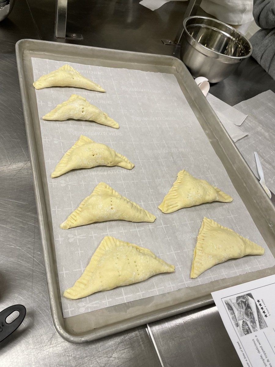 cooking_cghsnc's tweet photo. Smell that, Gibbons? We made scrumptious apple turnovers today! 🍎 Getting the students (and their stomachs) ready for Thanksgiving and the holiday season! 🦃 🎄 Have a wonderful break everyone! and thanks to all the students who showed up! 📣 https://t.co/Pqna73MNFC