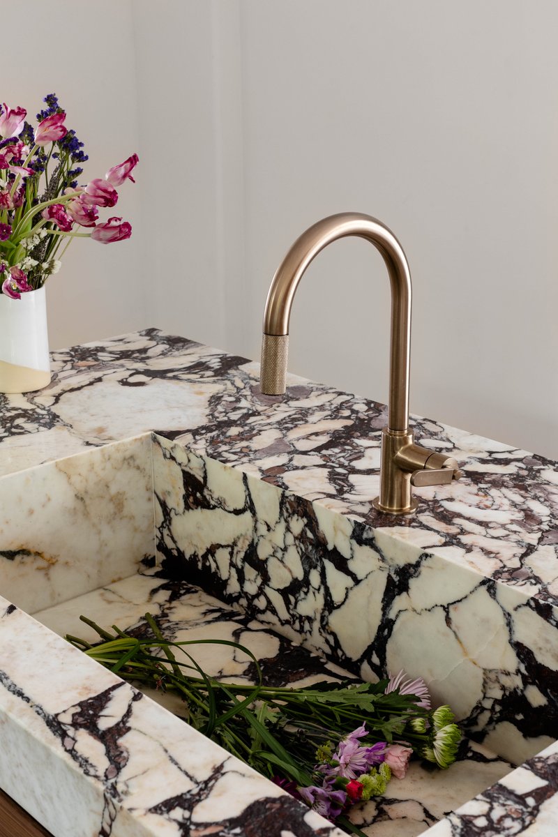 brizo's tweet photo. The Litze Kitchen Collection in Brilliance Luxe Gold adds a striking finish to Aimee Song’s favorite room in her Los Angeles home.

https://t.co/7lnjpup8ua https://t.co/sgrBIgiU7a