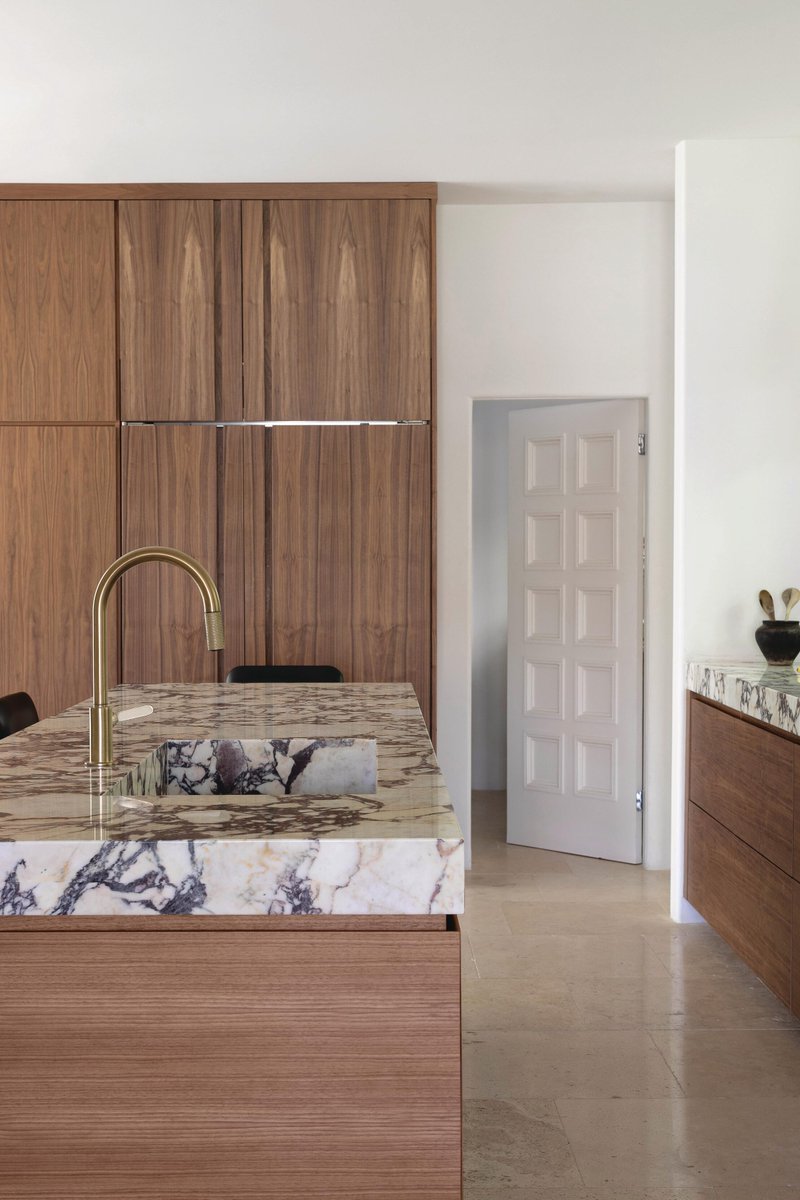 brizo's tweet photo. The Litze Kitchen Collection in Brilliance Luxe Gold adds a striking finish to Aimee Song’s favorite room in her Los Angeles home.

https://t.co/7lnjpup8ua https://t.co/sgrBIgiU7a