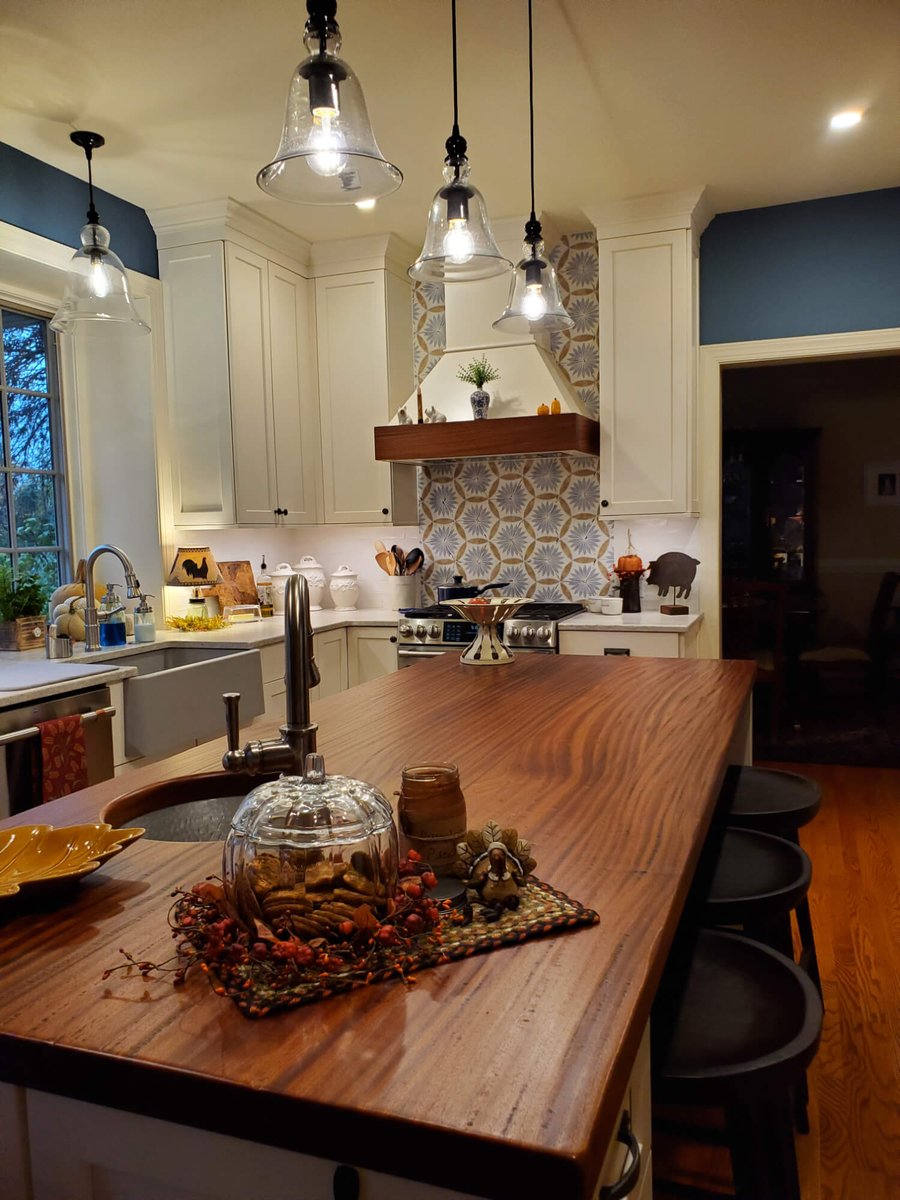 glumber's tweet image. This family is going to love hosting Thanksgiving in their new kitchen! 
Design by Elin Trieu of @MarkIVKitchens
 
Elin added two floating shelves and the custom hood pieces and faucet for added functionality.
 
@aiaphiladelphia @phillymag #phillyhomedesign #grothousethings