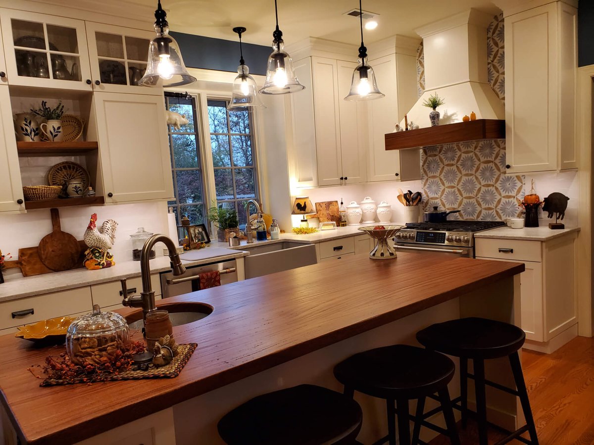 glumber's tweet image. This family is going to love hosting Thanksgiving in their new kitchen! 
Design by Elin Trieu of @MarkIVKitchens
 
Elin added two floating shelves and the custom hood pieces and faucet for added functionality.
 
@aiaphiladelphia @phillymag #phillyhomedesign #grothousethings