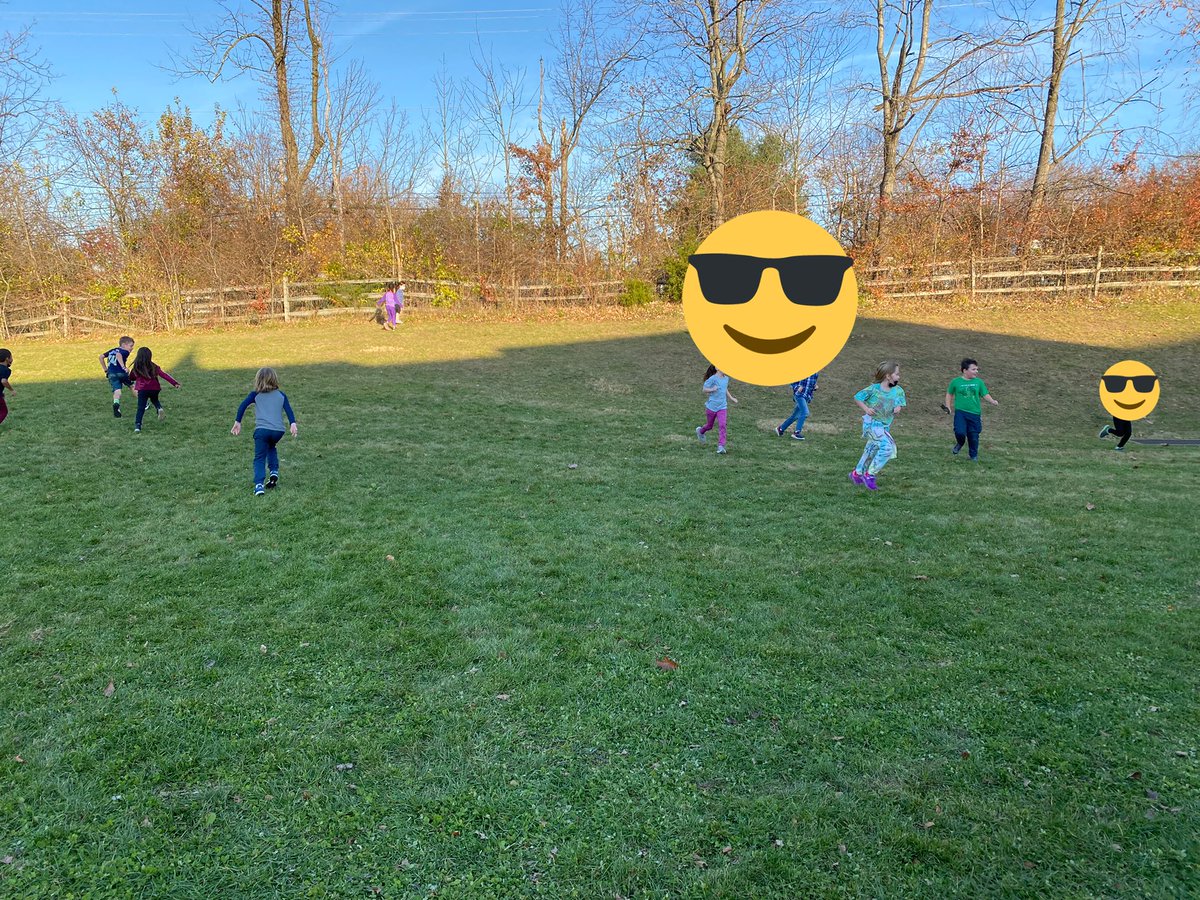 MdevlinCBSD's tweet image. First grade enjoyed this LOVELY fall day taking a nature walk and taking pictures of living and non-living things. Of course we had to have a little play time as well😁 #firstgrade @CBSDSchools @CBGrovelandEl