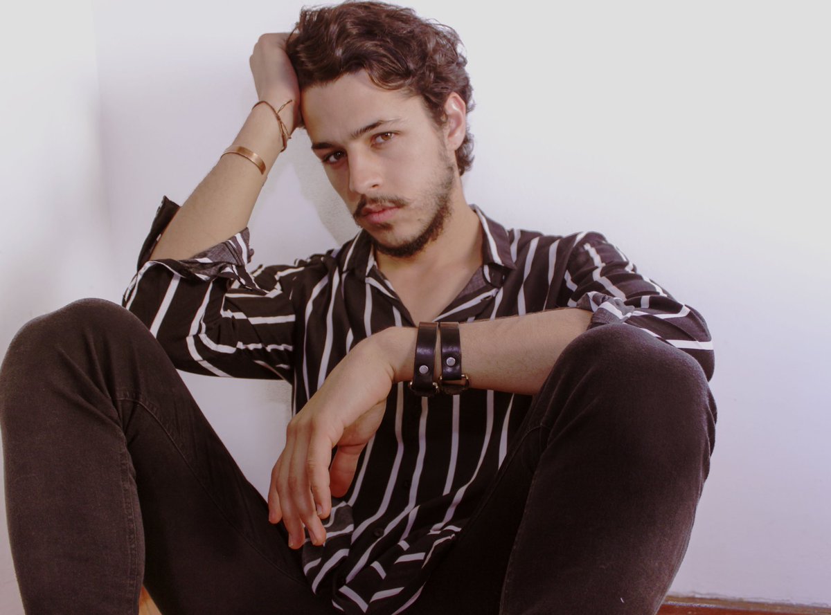 A pocos días del estreno de #Entrelazados ✨ charlamos con @simonhempe 💕 sobre la nueva historia de <a href="/disneyplusla/">Disney+ Latinoamérica</a> 🌝 que, a menos de una semana de su lanzamiento, ya se encuentra entre las 10 series más vistas del mundo 🤯 

Nota x @maatisaanchez 📝 

simbiosiscultural.com.ar/simon-hempe-en…