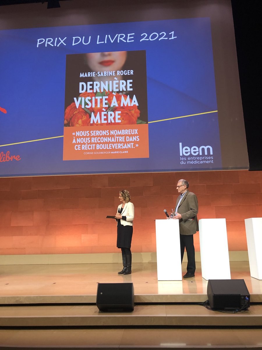 mdehennezel's tweet photo. Heureuse de remettre à MariSabine Roger le prix #paroledepatient du @LeemFrance pour ce livre nécessaire en cette période ou l’accompagnement de nos parents âgés devient compliqué sinon impossible @gkierzek @BrigBourguignon @FGzil https://t.co/VTg4uX6buX
