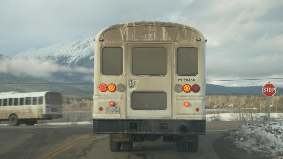 Gidimten's tweet image. 1:11pm, Nov 18 2021: During a State of Emergency we are seeing another 21 @BCRCMP landing in Smithers BC to criminalize Wet'suwet'en people on their own lands.
#AllOutForWedzinKwa #AllEyesOnWetsuweten