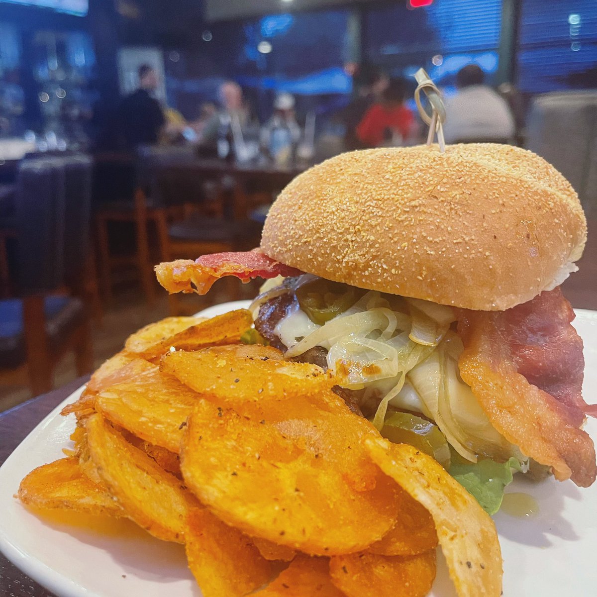 UGrille's tweet photo. Burger night! 

Top your burger with whatever you’d like starting at just $7!

$6 Long Island iced teas and 9-12 $2 rails and $6 Irish Trashcans

See you at the grille! https://t.co/k82OqYs3aG