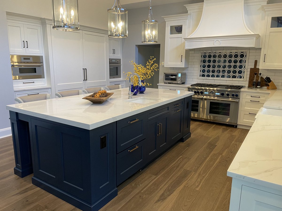 kitchendsns_com's tweet photo. Just in time for Thanksgiving. This client had an amazing vision for their space. Their #newkitchen greatroom with admiral blue accents is the perfect place for this year’s celebration! Video and story at https://t.co/0svFvSUQxe
#kitchen #kitchens #thanksgiving https://t.co/VkGKjvhNBs