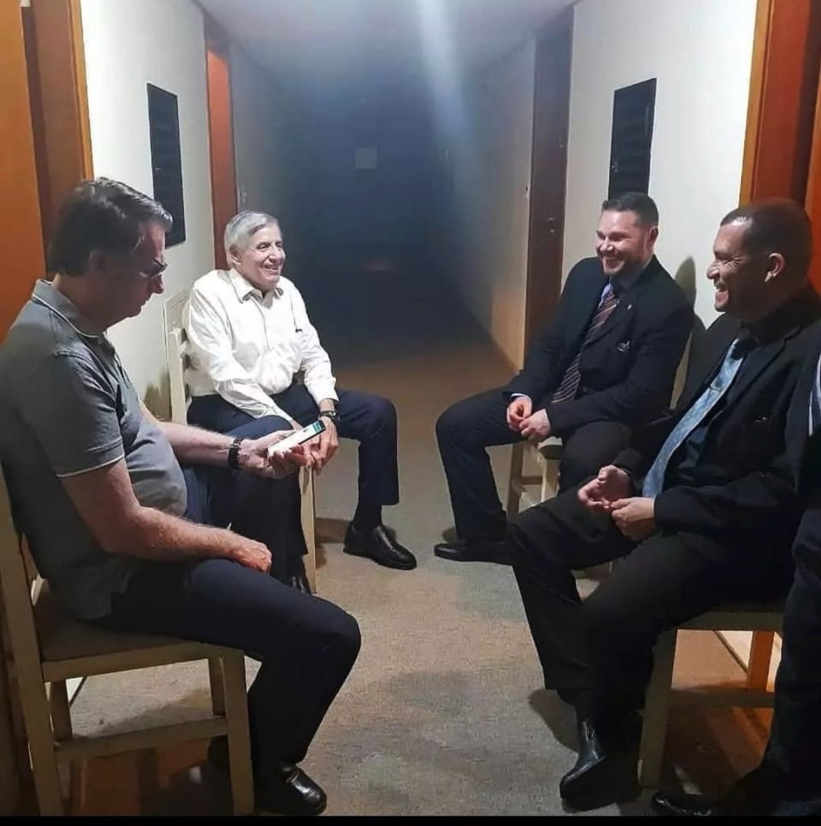 MaxBolsonaro01's tweet photo. #tbt Hoje lembrei desse dia com pessoas que tenho grande admiração o assunto varou a madrugada! TMJ🇧🇷👊🏼 https://t.co/HomSRHEKup