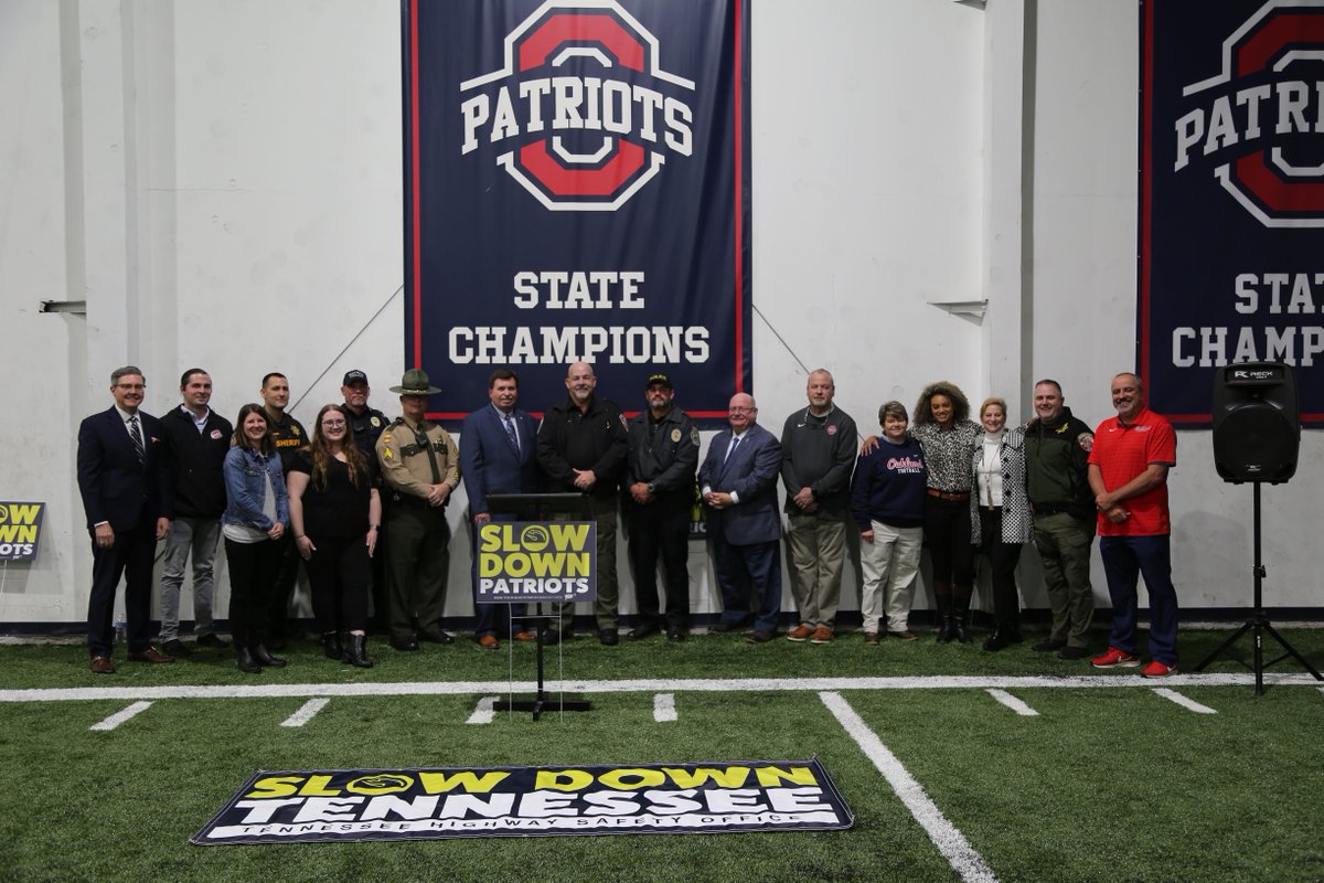 TNHSO's tweet photo. TEEN DRIVER SAFETY: Today, the Tennessee Highway Safety Office joined traffic safety partners at Oakland High School in Murfreesboro for a teen driver safety press event. https://t.co/AMciJZDAcB @TNHighwayPatrol @SADDTN @RCTNSheriff @OaklandRCS https://t.co/LFypAbBokc