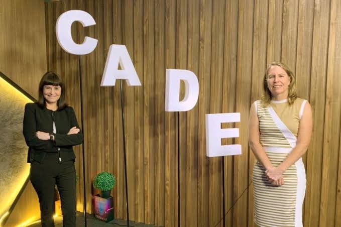 mmolerosuarez's tweet photo. Dejo estas fotos por acá. Dos ediciones de #CADEejecutivos consecutivas presididos por mujeres. Felicitaciones @rosariobazanc x #CADE2021 y @mrodriguezrisco x #CADE2020 y @econterno que es una de las varias personas que hace esto posible. La representación importa. https://t.co/Q8W0YbTB6K