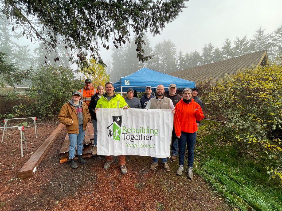 thebiggreenw's tweet photo. Always enjoyable to partner with @RebldgTogthr South Sound and help a neighbor! Recently, 10 Walsh volunteers worked on a project for a home in Lakewood, Washington, building a porch with a long ramp and a short step at the kitchen door. #community https://t.co/lBNIABXWJ3