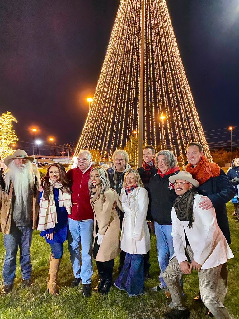 oakridgeboys's tweet photo. A photo with the cast of The General Jackson Christmas show @GaylordOpryland … all photos by @jonmir https://t.co/sJHR45k3bz