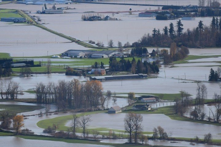 Terribles #inondations en Colombie britannique au #Canada ces derniers jours ! Plus de 20000 personnes ont été évacuées et 1 personne décédée suite à un glissement de terrain. Photo de Sumas prairie, ce 17 novembre. © Don MacKinnon / AFP 