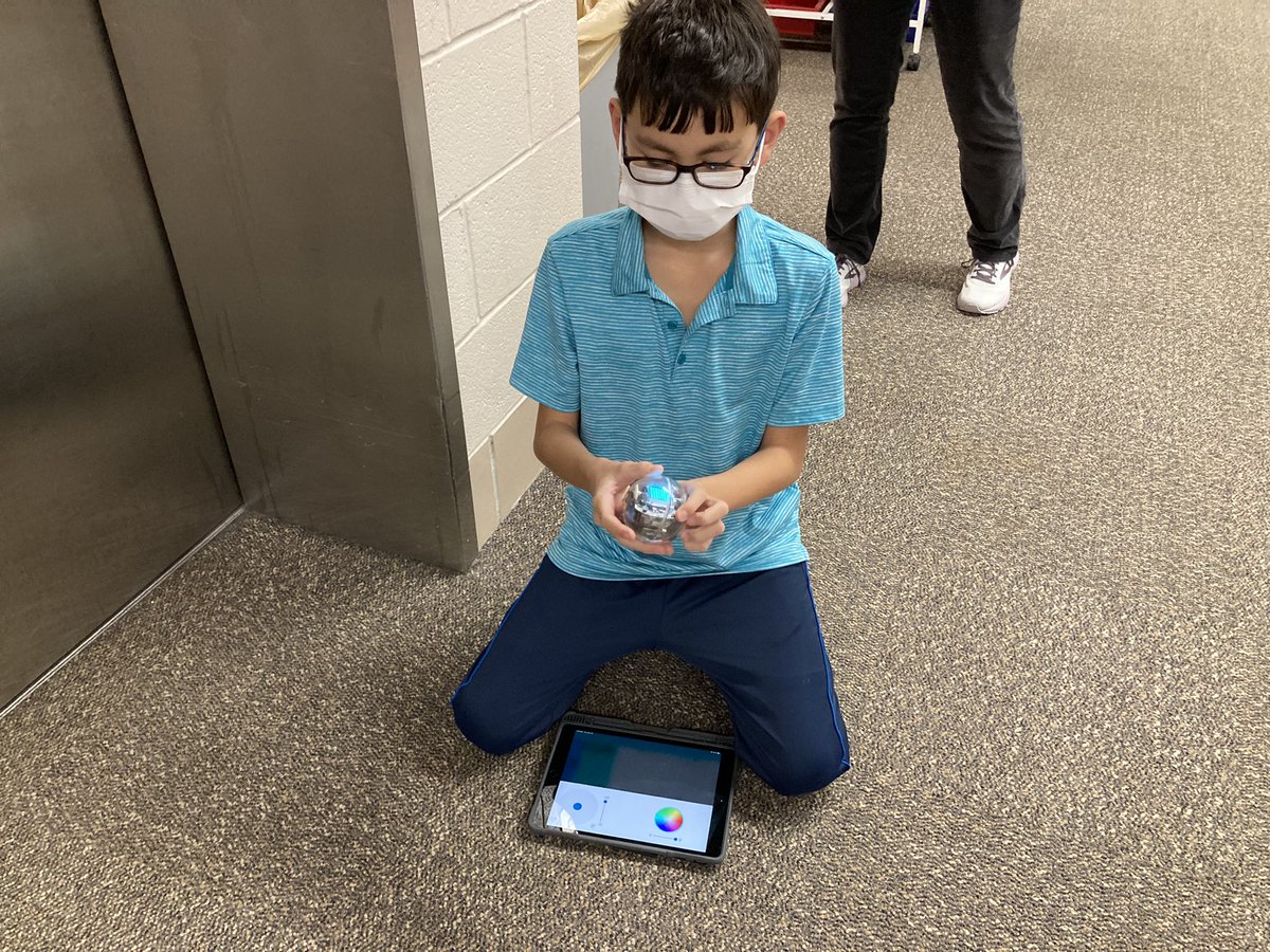 GreggDegen's tweet photo. iTeam exploring the world of coding and working hard using the Spheros! @CenturyWildcats https://t.co/54se0EyP02