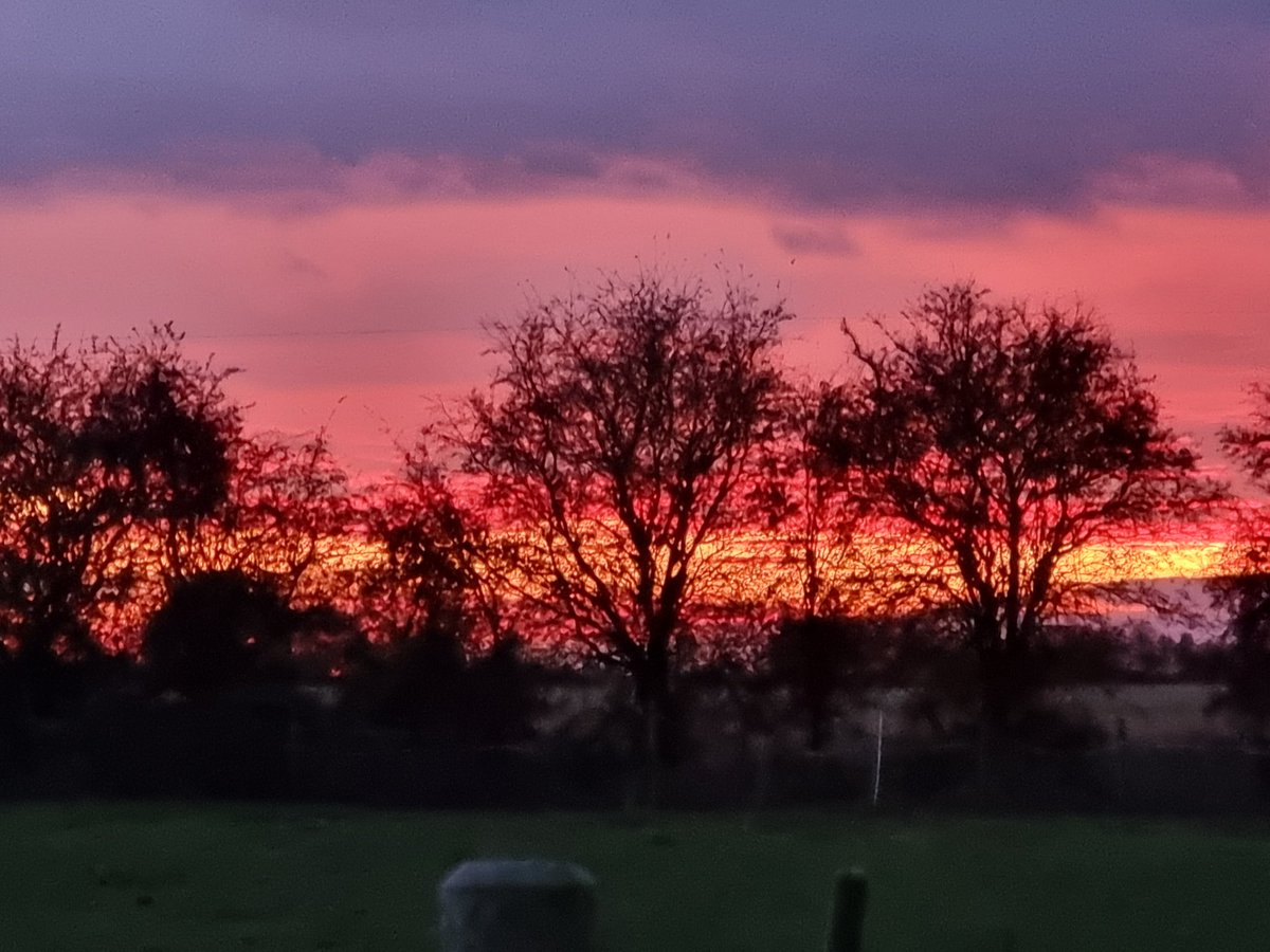 Mazcoles79's tweet photo. Beautiful skies tonight https://t.co/XGeiuxsRZm