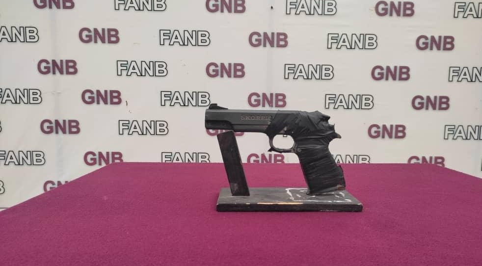 #18Nov||💂🏻Efectivos del <a href="/d442_yare1/">Destacamento N°442 YARE</a>, efectuaron la detención de 01 Cddno, a quien se le incauto un (01) arma de fabricación no industrializada (facsímil). #ViviendaSoluciónEnRevolución
#CEOFANBPorLaPatria 
#Chinita
.@libertad003 
.@GNBCmdtGral