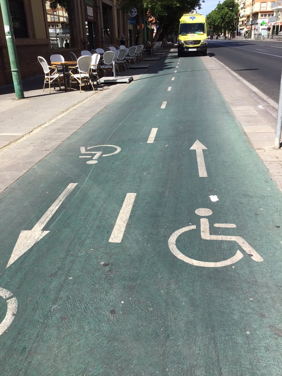 haulb1's tweet photo. @azizsenni @babilou2106 @farrugiadom A Seville il y a des voies spéciales fauteuil génial ! Jamais vu ça ailleurs https://t.co/jn4FyS3gWZ