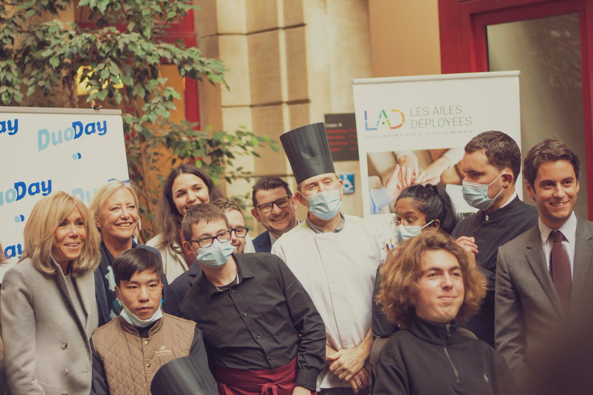 s_cluzel's tweet photo. #Duoday2021 Avec mes collègues ministres, leurs duos et en présence de Brigitte Macron, découverte du restaurant la cour du faubourg.
Un lieu plein de charme, une cuisine raffinée et un accueil chaleureux, merci à toute l'équipe de l'ESAT de Bastille pour ce moment de partage ! https://t.co/ITl82AQLvl