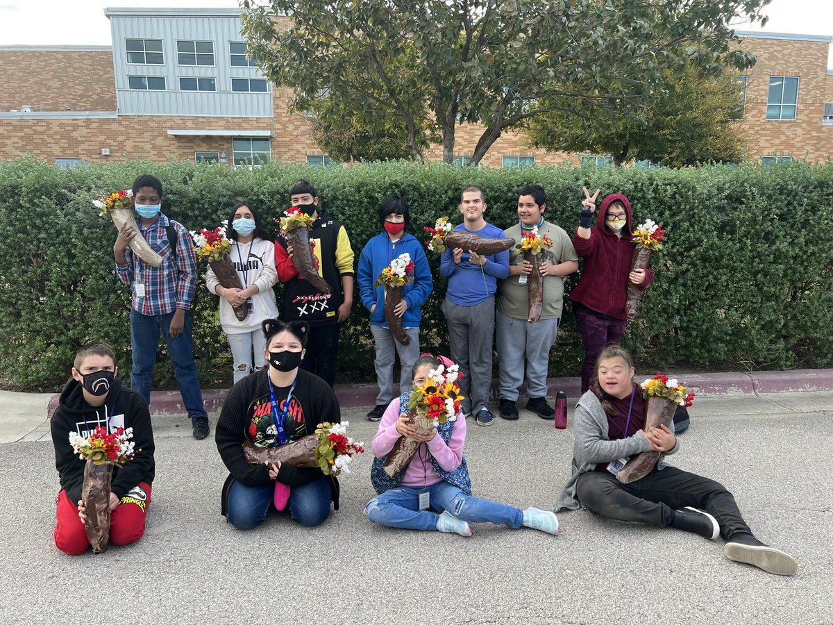 Our ACL kids got to build cornucopias and design floral arrangements just in time for thanksgiving break! 🍂🦃🌻