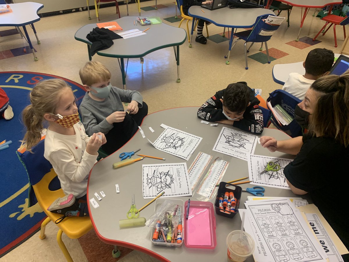MrsSLawlor's tweet photo. Working hard on our reading in 1st grade! 📚 https://t.co/9dq6CwEV6i