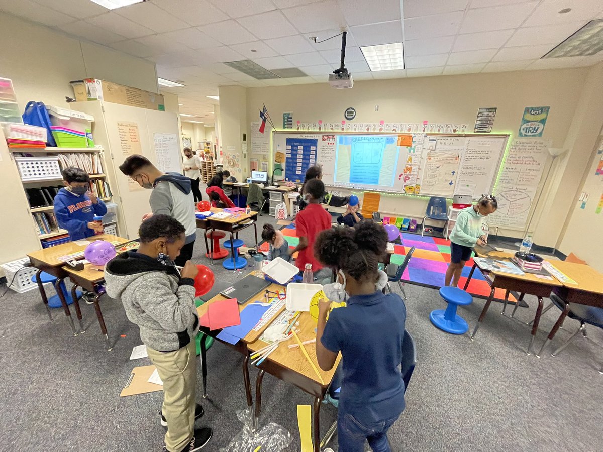 Best_Bulldogs's tweet photo. @TheViewWithMrsQ’s class incorporated STEM in to her reading class. Students read Balloons Over Broadway with Mrs. Quintana and made a little float for their upcoming parade on Friday! Way to go Mrs. Q! We are loving the STEM integration with @SciTechOnBlast’s ideas! #STEM https://t.co/JT9R1sA1ZG